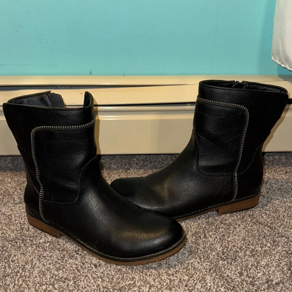 6Y or Womens 7.5 Black Leather Ankle Boots Steevies